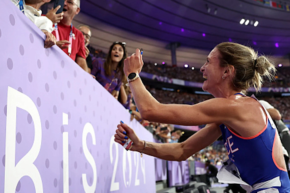 Khoảnh khắc Finot quỳ xuống cầu hôn bạn trai Khoảnh khắc Finot quỳ xuống cầu hôn bạn trai