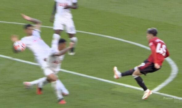 Pha sút bóng chạm tay Romero ở phút 27