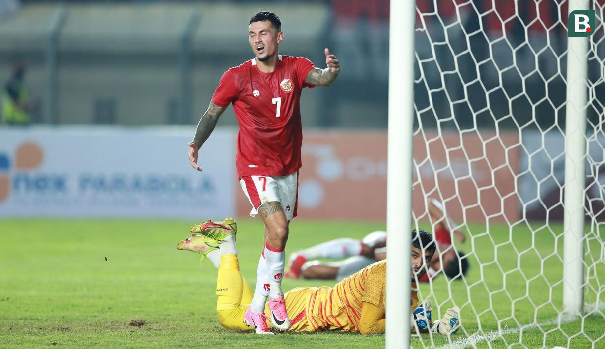 Các chân sút Indonesia bất lực trước thủ thành Rahman của Bangladesh