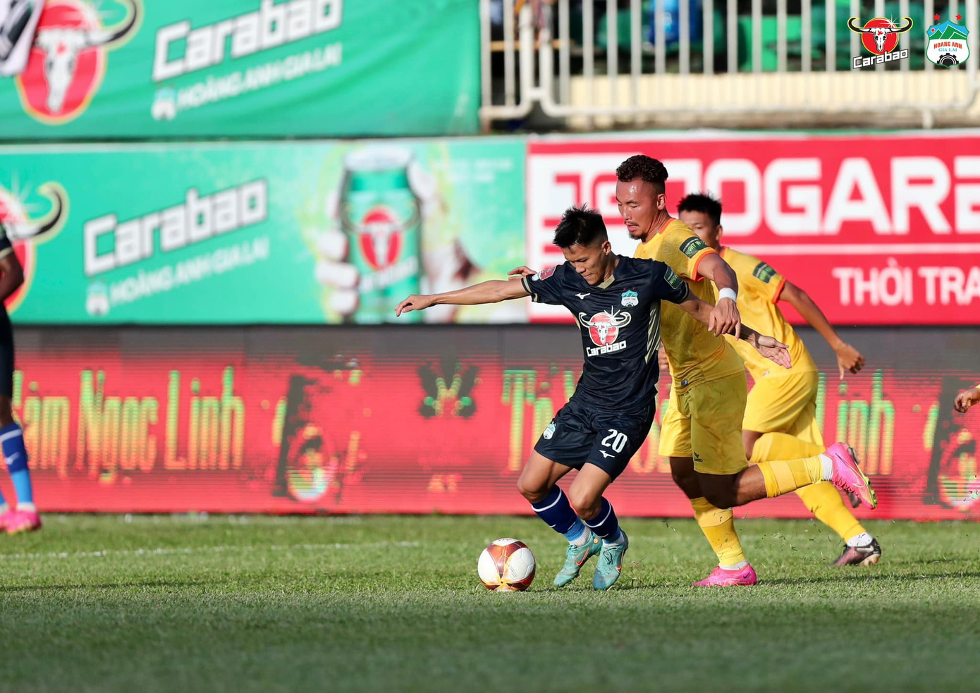 Các cầu thủ Khánh Hòa theo người rất sát khiến HAGL bế tắc (ảnh: HAGL)