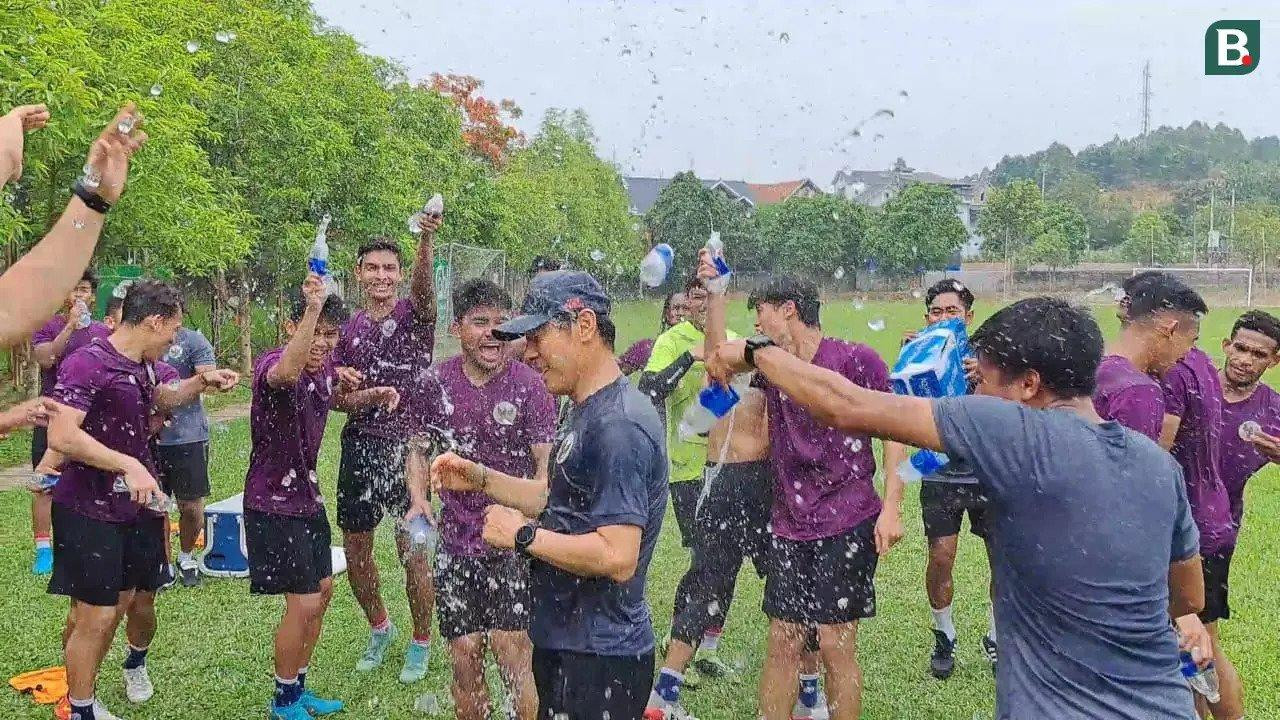 Các cầu thủ té nước để mừng sinh nhật Shin Tae-yong Các cầu thủ té nước để mừng sinh nhật Shin Tae-yong