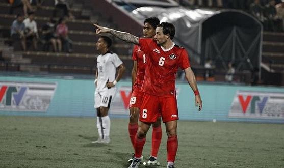 Klok bị đánh giá "mặc không vừa áo số 6 của Dimas" Klok bị đánh giá "mặc không vừa áo số 6 của Dimas"