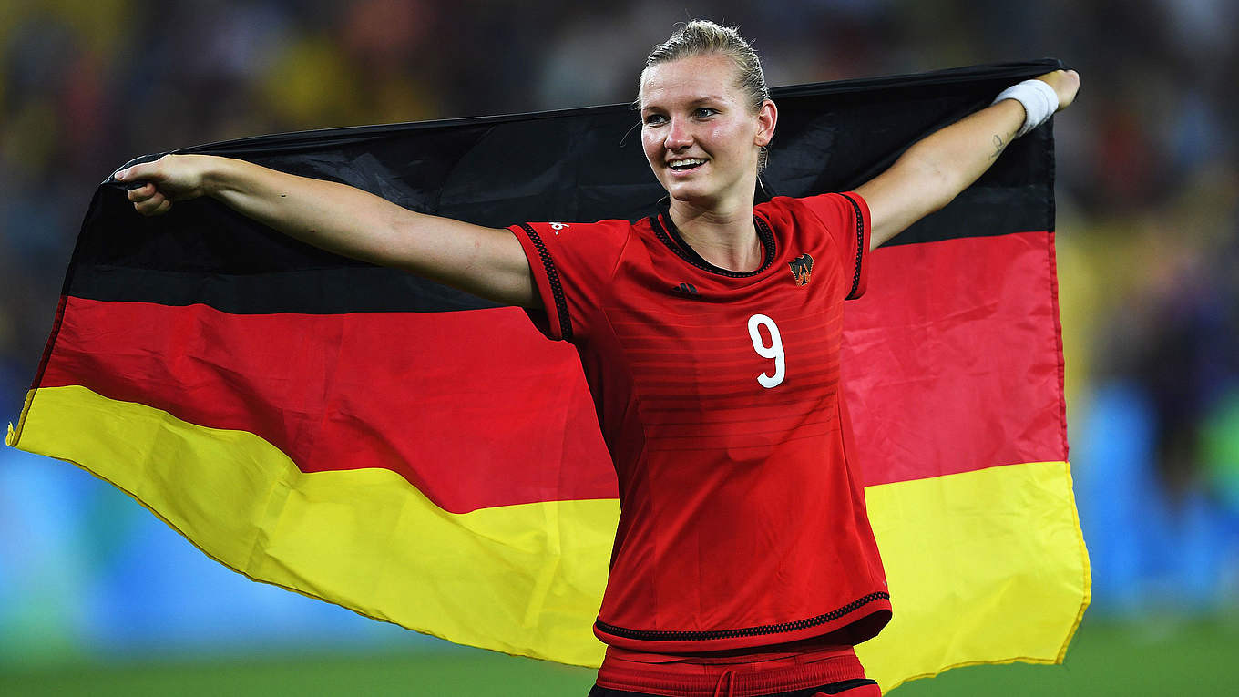 Alexandra Popp không hài lòng với sức ép mà cô và đồng đội đang đối mặt Alexandra Popp không hài lòng với sức ép mà cô và đồng đội đang đối mặt