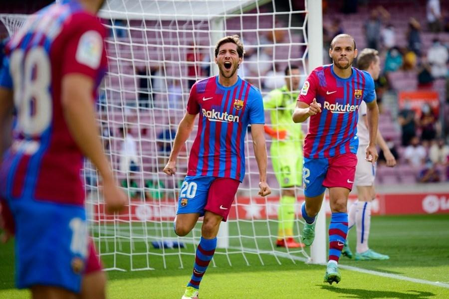 Sergi là người mở tỷ số cho Barca Sergi là người mở tỷ số cho Barca