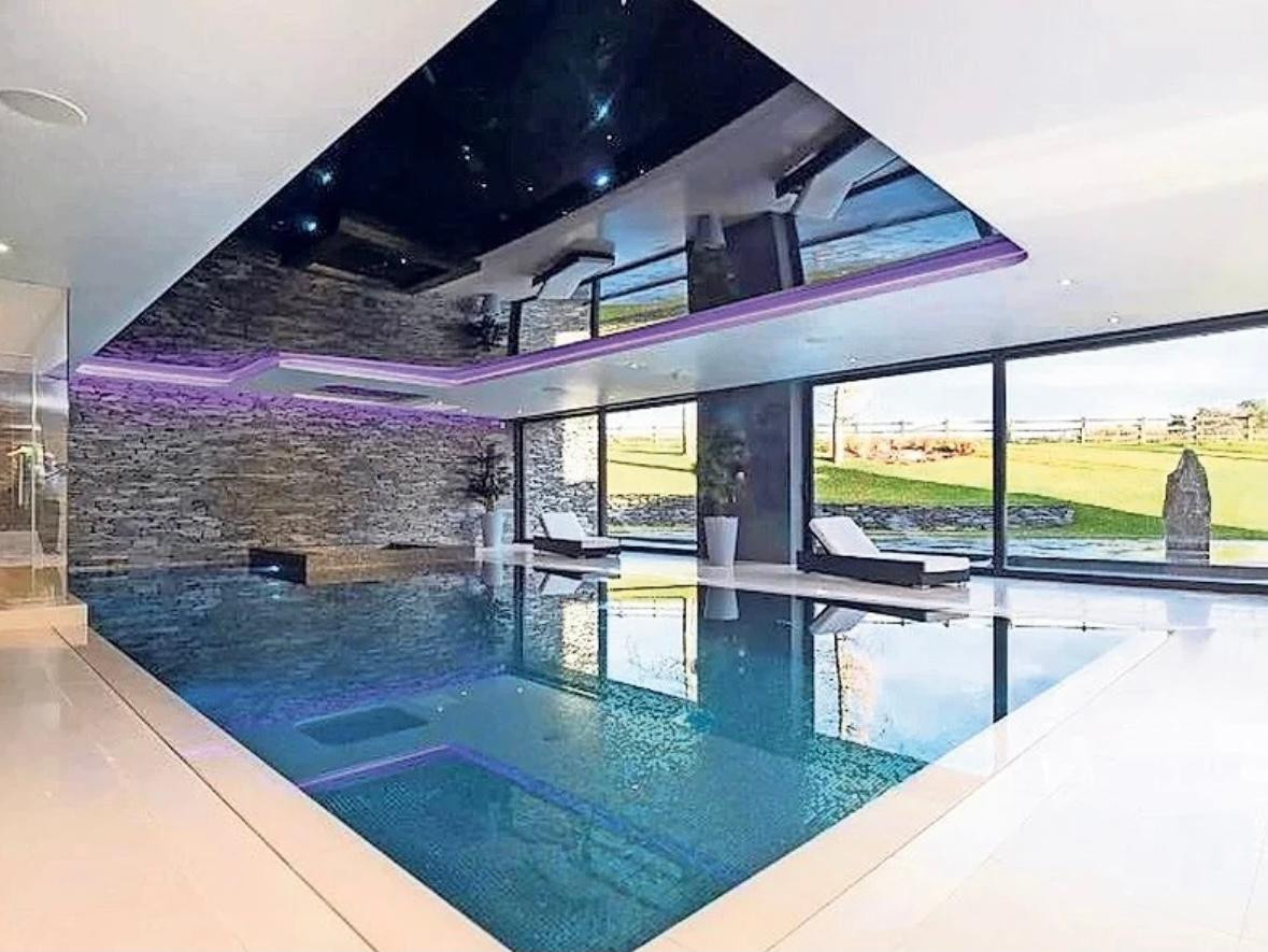 Biệt thự này có 2 bể bơi Biệt thự này có 2 bể bơi