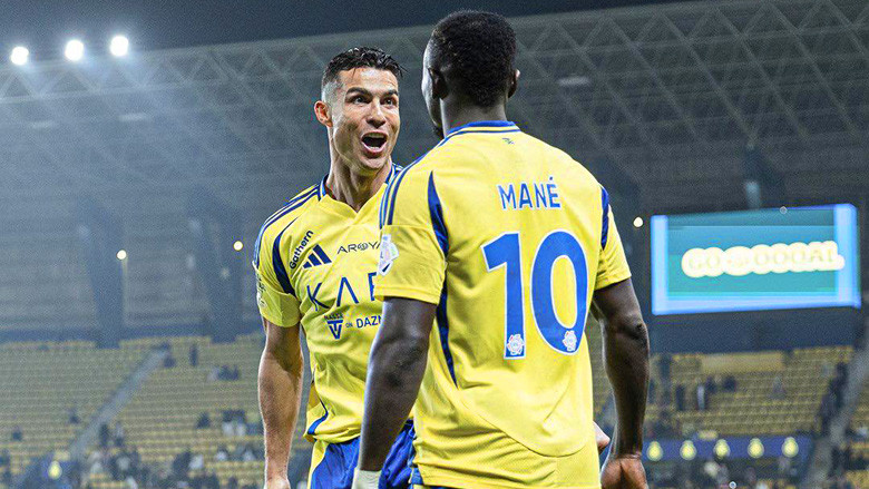 Ronaldo ăn mừng bàn ấn định chiến thắng 2-0