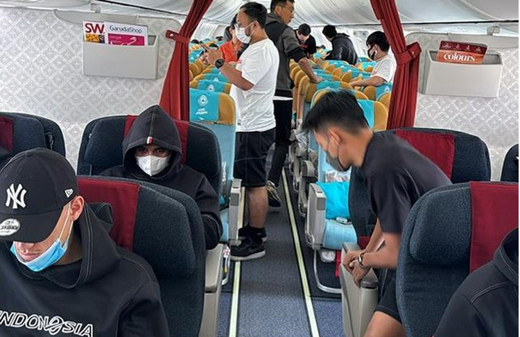 Các tuyển thủ Indonesia đeo khẩu trang trên chuyên cơ sang Hà Nội Các tuyển thủ Indonesia đeo khẩu trang trên chuyên cơ sang Hà Nội