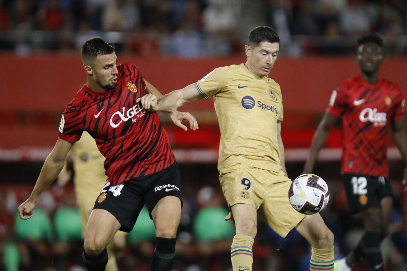 Lewandowski là khác biệt duy nhất giữa hai đội