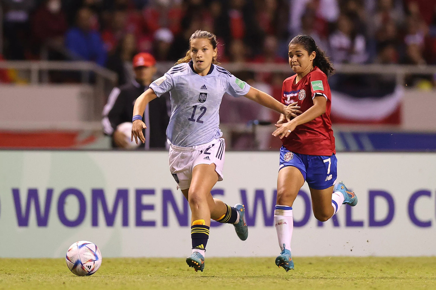 Tây Ban Nha (trái) từng bị Costa Rica cầm chân 1-1 hồi 2015