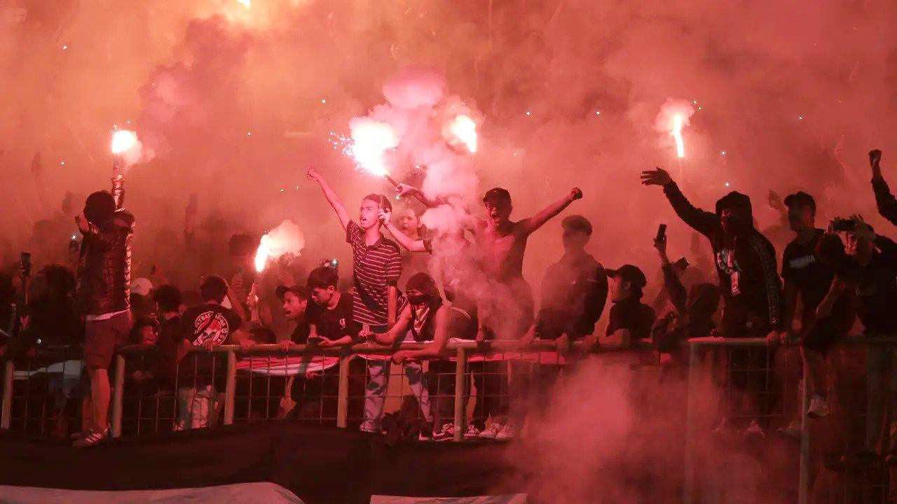 Các CĐV chủ nhà đã cổ vũ nhiệt tình, đôi khi quá khích ở giải U16 ĐNÁ