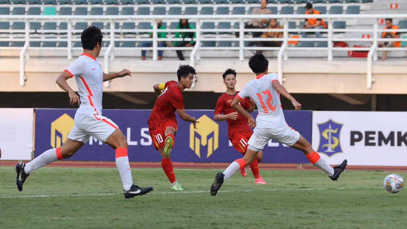 Văn Khang chơi xông xáo trong trận thắng Hồng Kông 5-1