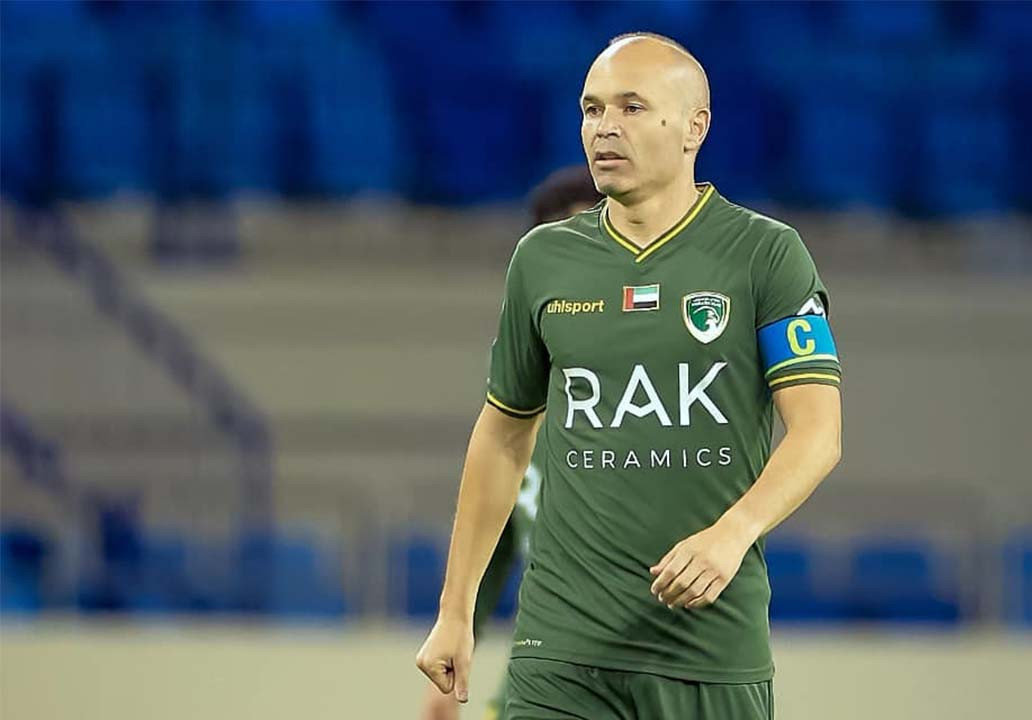 Iniesta trong màu áo Emirates Club Iniesta trong màu áo Emirates Club