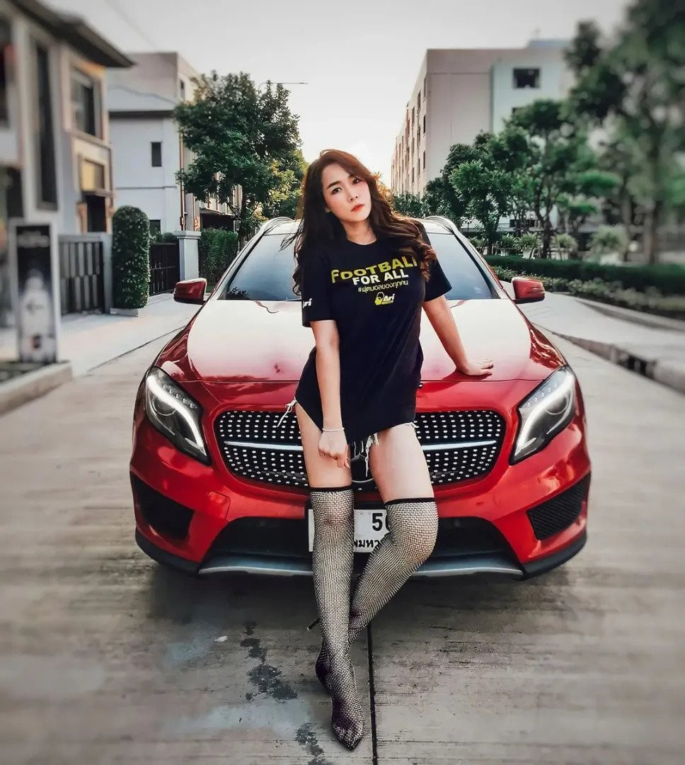 Sau khi qua lại với nhiều người đẹp có tiếng tại Thái Lan, cầu thủ 33 tuổi chọn được bến đỗ mong muốn là Nanya Benchachokanan