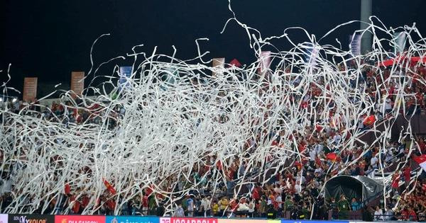 Các CĐV ném hàng ngàn cuộn giấy xuống sân Việt Trì