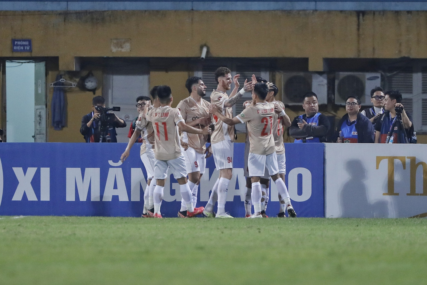 Giúp CAHN đánh bại TP HCM 2-0, HLV Kiatisuk có màn ra mắt thành công ảnh 13 Giúp CAHN đánh bại TP HCM 2-0, HLV Kiatisuk có màn ra mắt thành công ảnh 13