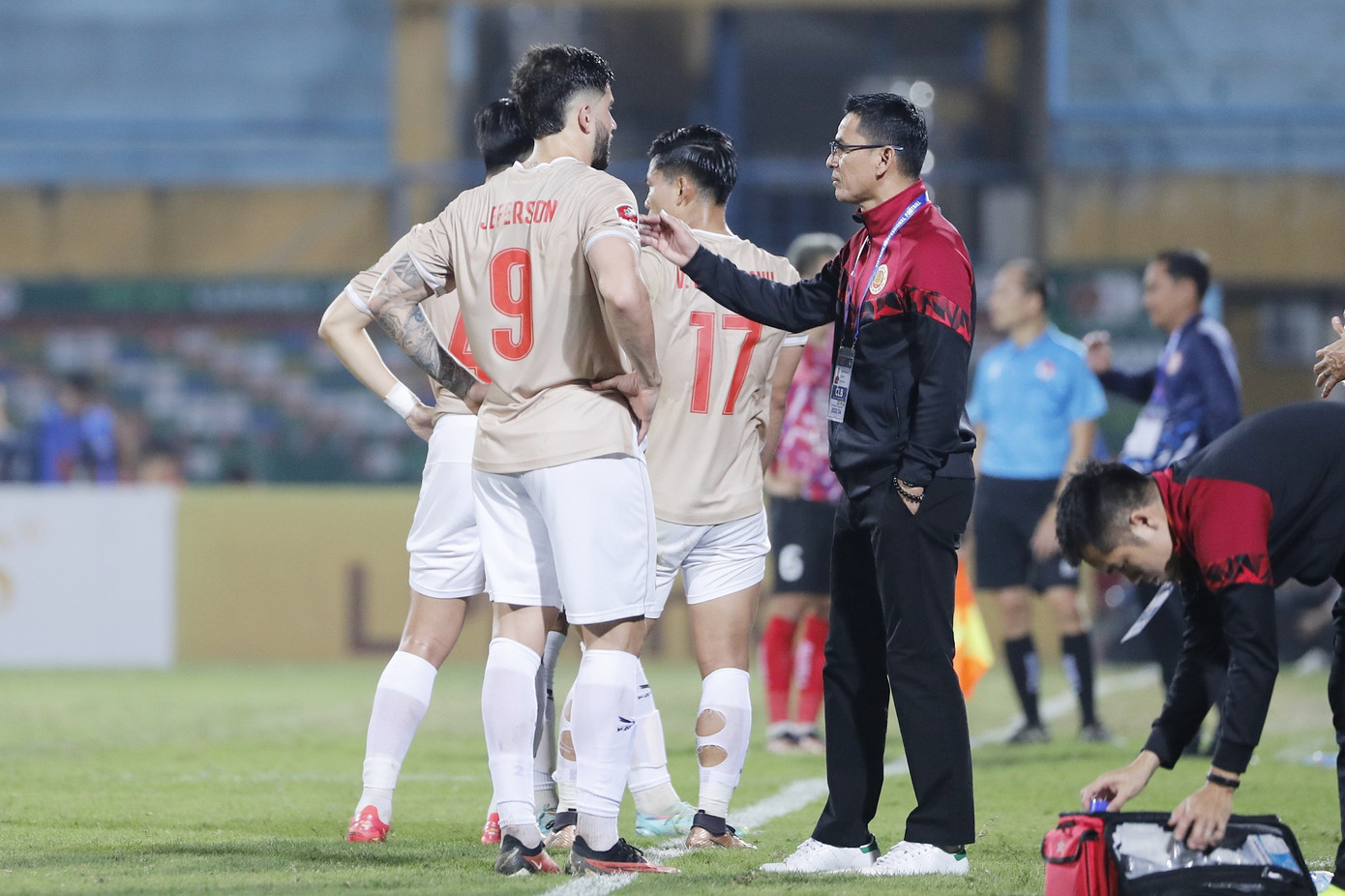 Giúp CAHN đánh bại TP HCM 2-0, HLV Kiatisuk có màn ra mắt thành công ảnh 24 Giúp CAHN đánh bại TP HCM 2-0, HLV Kiatisuk có màn ra mắt thành công ảnh 24