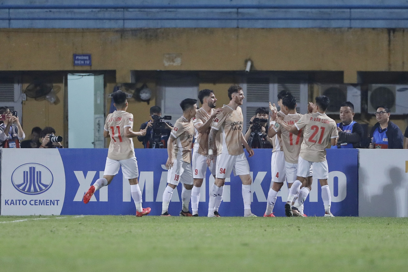 Giúp CAHN đánh bại TP HCM 2-0, HLV Kiatisuk có màn ra mắt thành công ảnh 14 Giúp CAHN đánh bại TP HCM 2-0, HLV Kiatisuk có màn ra mắt thành công ảnh 14