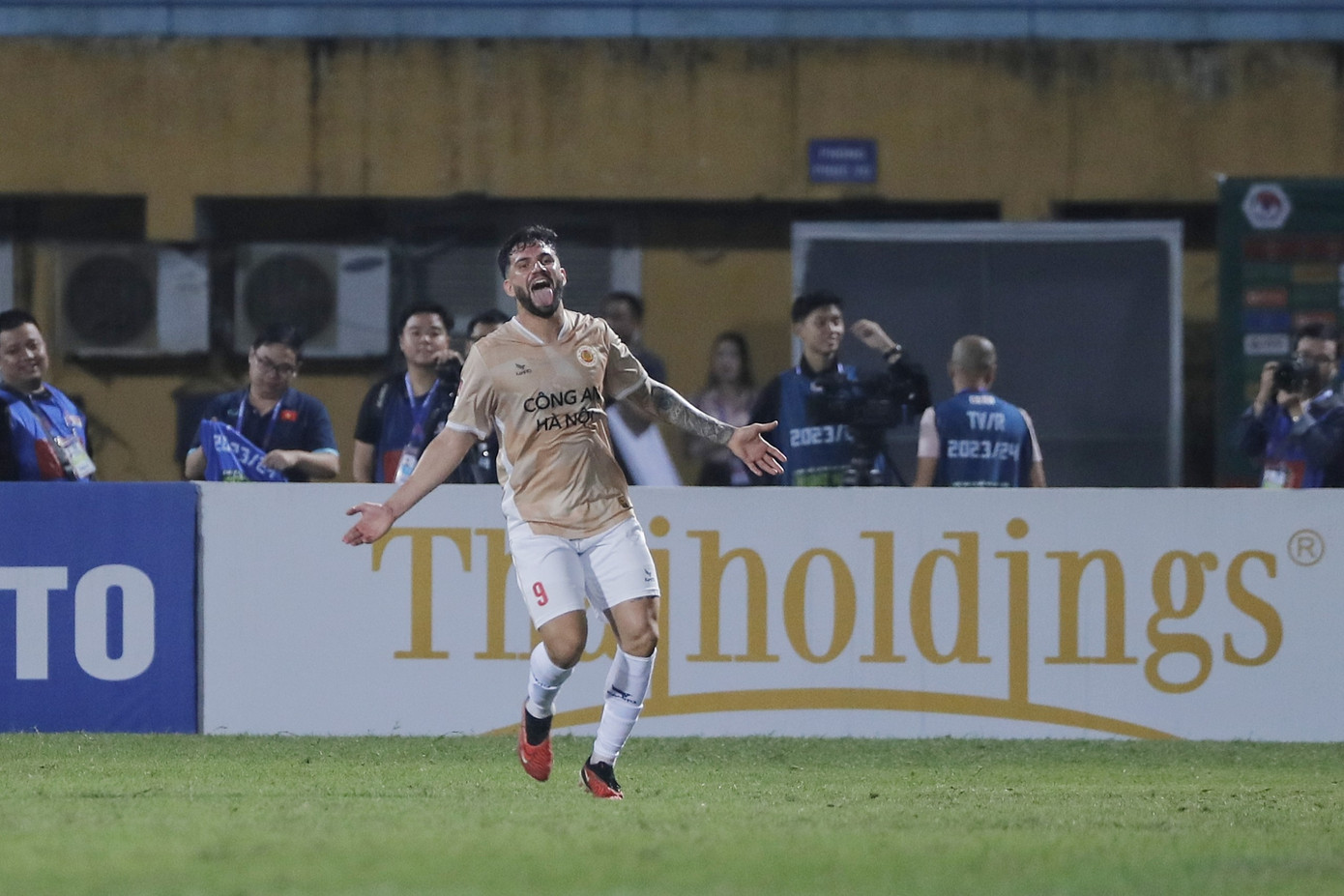 Giúp CAHN đánh bại TP HCM 2-0, HLV Kiatisuk có màn ra mắt thành công ảnh 12 Giúp CAHN đánh bại TP HCM 2-0, HLV Kiatisuk có màn ra mắt thành công ảnh 12