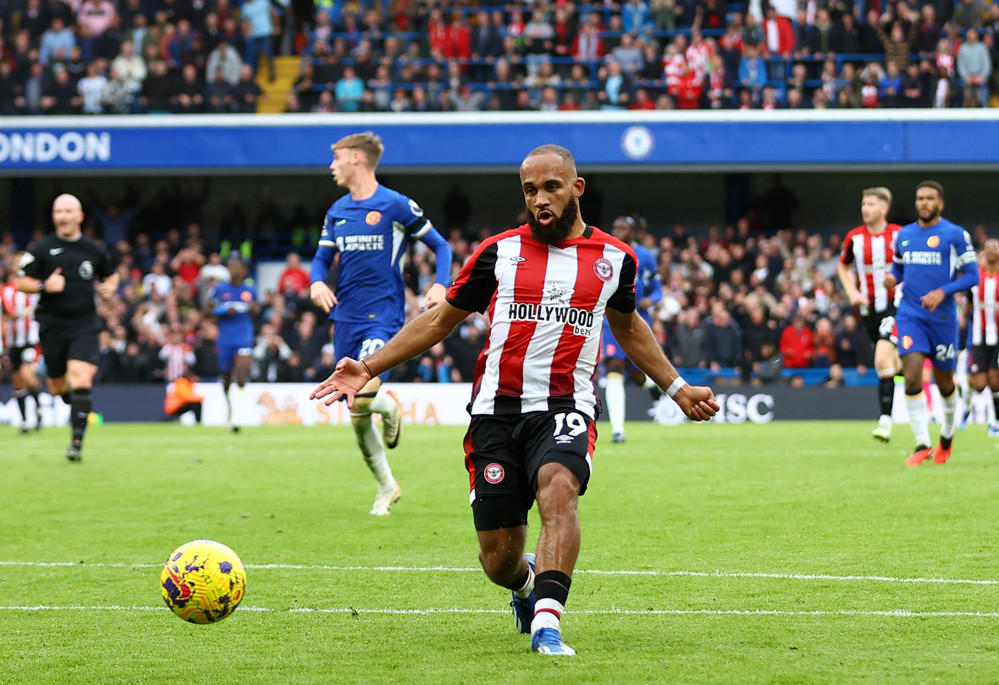 Pha bóng Mbeumo dứt điểm dễ dàng vào lưới trống nâng tỷ số lên 2-0