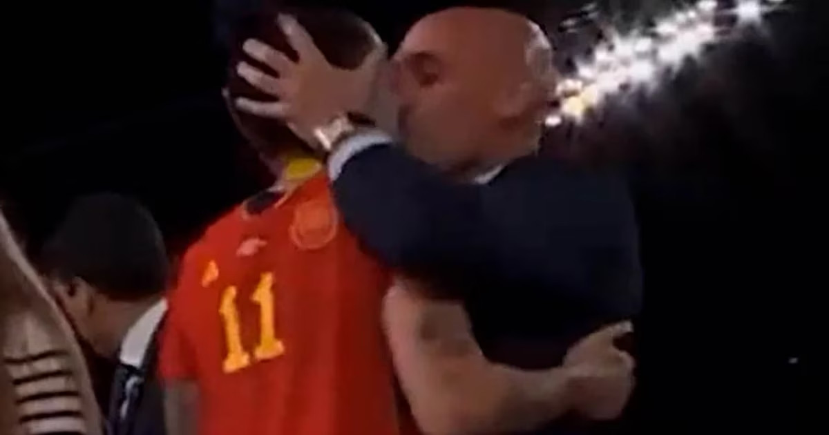 Khoảnh khắc ông Rubiales hôn Hermoso (ảnh chụp màn hình)