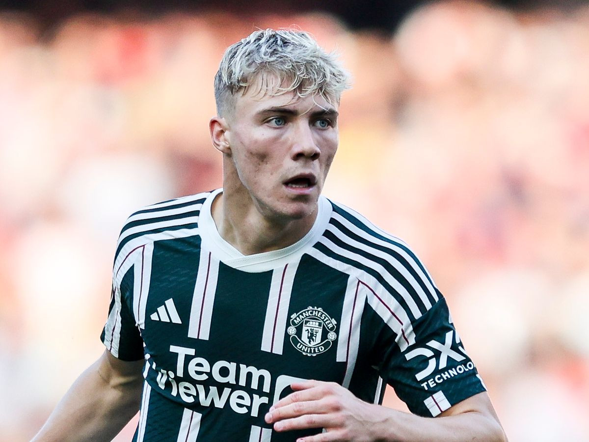 Hojlund đã ra sân thi đấu nhưng áo của anh vẫn chưa xuất hiện trên thị trường