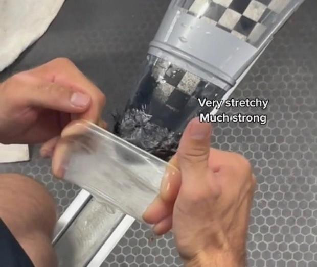 Fox dùng bao cao su chữa vết nứt ở mái chèo Fox dùng bao cao su chữa vết nứt ở mái chèo