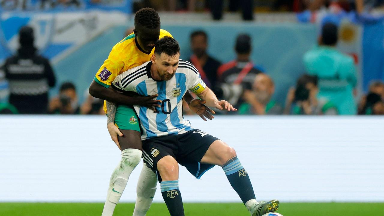 Kuol (trái) từng tranh bóng quyết liệt với Messi trên đất Qatar Kuol (trái) từng tranh bóng quyết liệt với Messi trên đất Qatar