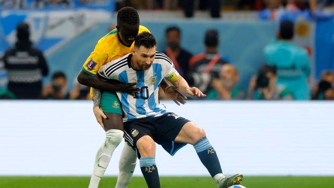 Kuol (trái) từng tranh bóng quyết liệt với Messi trên đất Qatar
