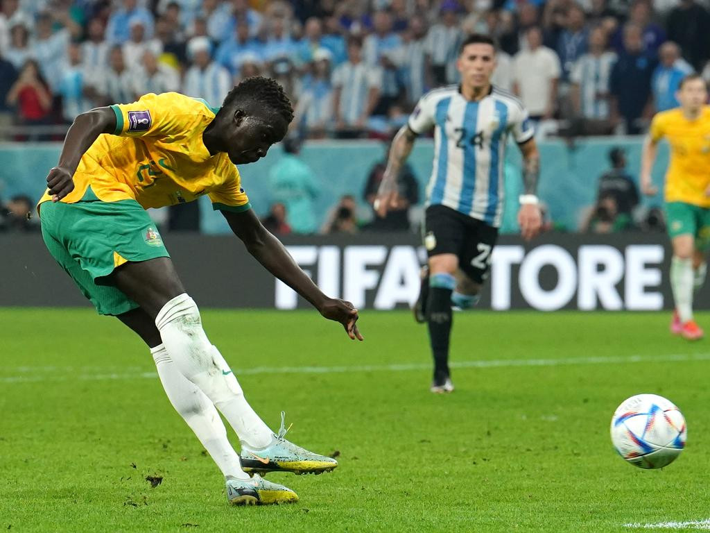 Garang Kuol trong pha dứt điểm làm náo loạn hàng thủ Argentina Garang Kuol trong pha dứt điểm làm náo loạn hàng thủ Argentina