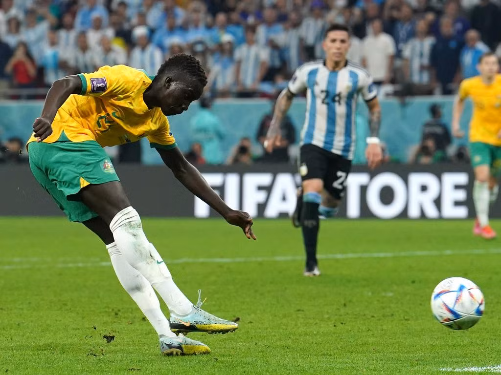 Garang Kuol trong pha dứt điểm làm náo loạn hàng thủ Argentina