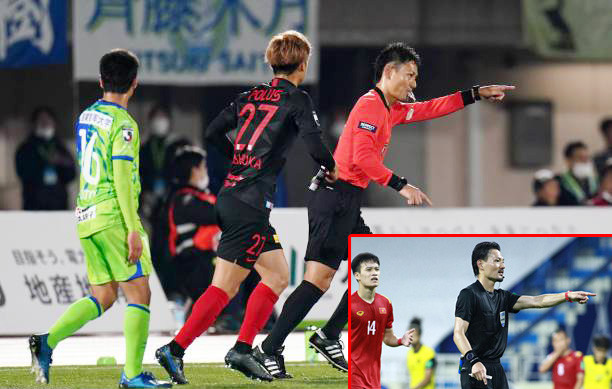 Ông Sato thường xuyên chỉ tay vào chấm phạt đền