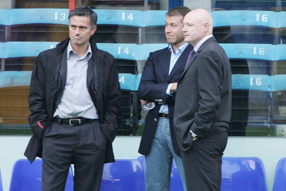 Keynon (ngoài cùng bên phải) làm việc tại Chelsea thời đầu Abramovich mới sở hữu đội bóng Keynon (ngoài cùng bên phải) làm việc tại Chelsea thời đầu Abramovich mới sở hữu đội bóng