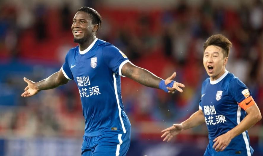 Marcao (trái) đang dẫn đầu danh sách ghi bàn của giải VĐQG Trung Quốc Marcao (trái) đang dẫn đầu danh sách ghi bàn của giải VĐQG Trung Quốc