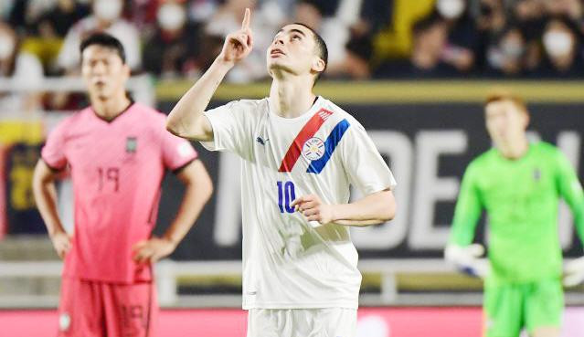 Almiron ghi cả 2 bàn cho Paraguay Almiron ghi cả 2 bàn cho Paraguay