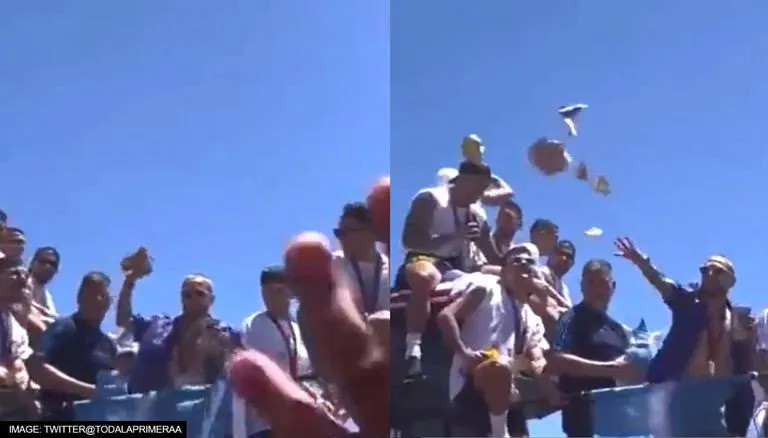 Ảnh chụp lại khoảnh khắc Gomez ném tiền cho NHM