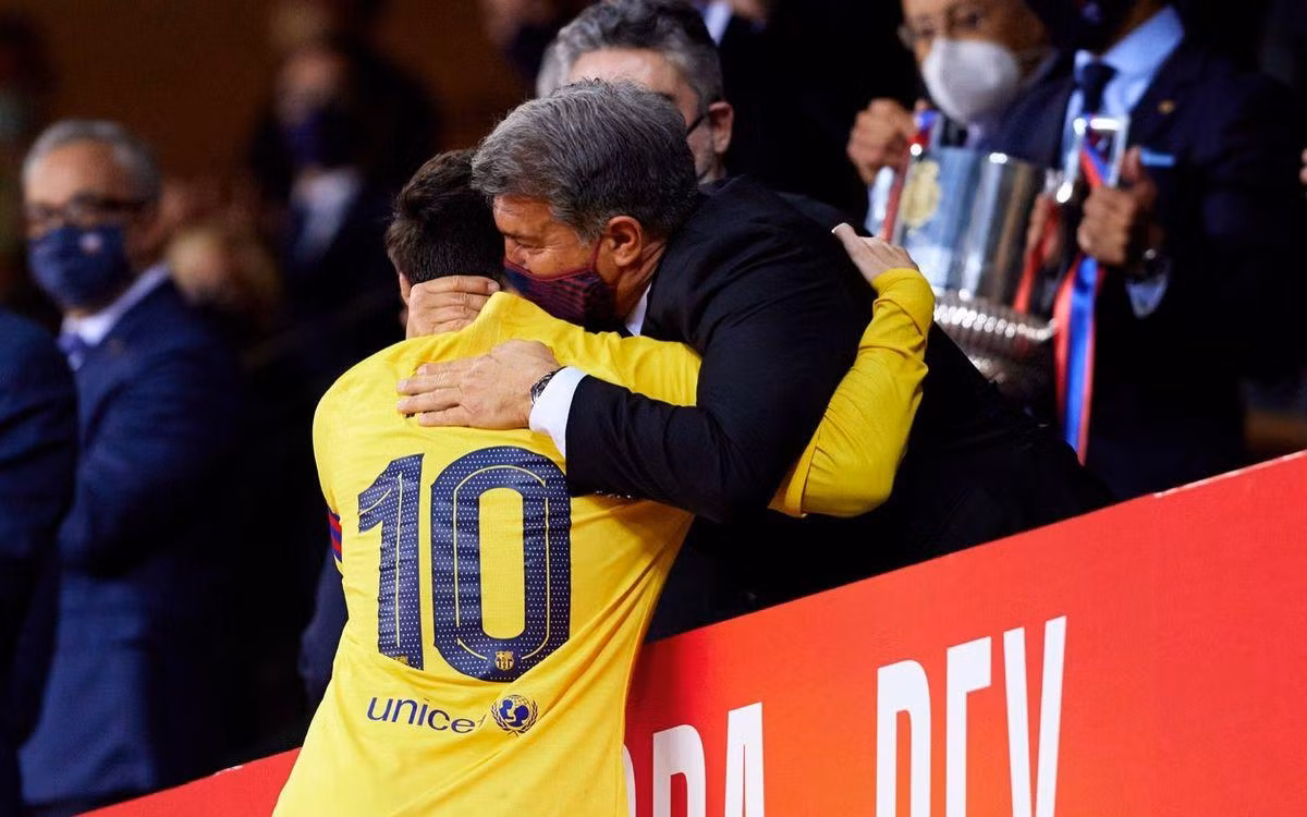 Laporta đã làm mọi cách để giữ chân Messi, nhưng tài chính bi đát của Barca không cho phép