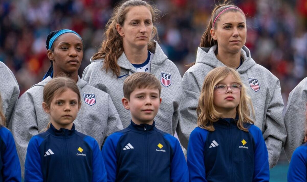 Nhiều cầu thủ Mỹ không hát quốc ca và cũng không đặt tay lên ngực