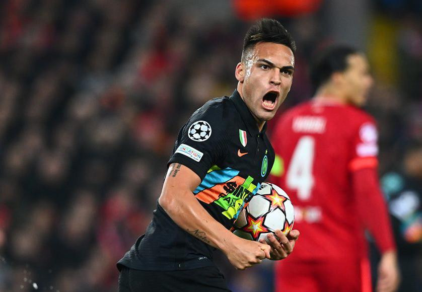 Martinez bất ngờ đưa Inter dẫn trước