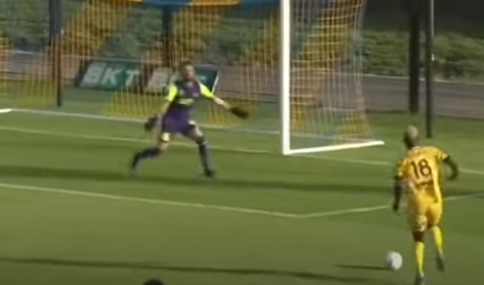 Yattara bỏ lỡ cơ hội ghi bàn trong tư thế trống trải