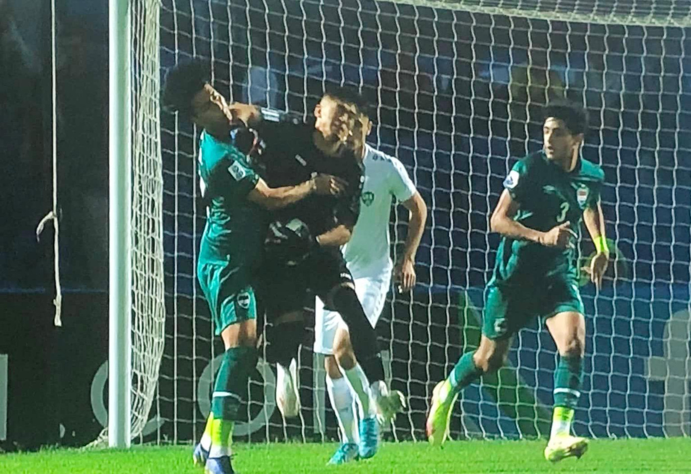 Pha cùi chỏ dẫn tới thẻ đỏ của thủ thành Nematov