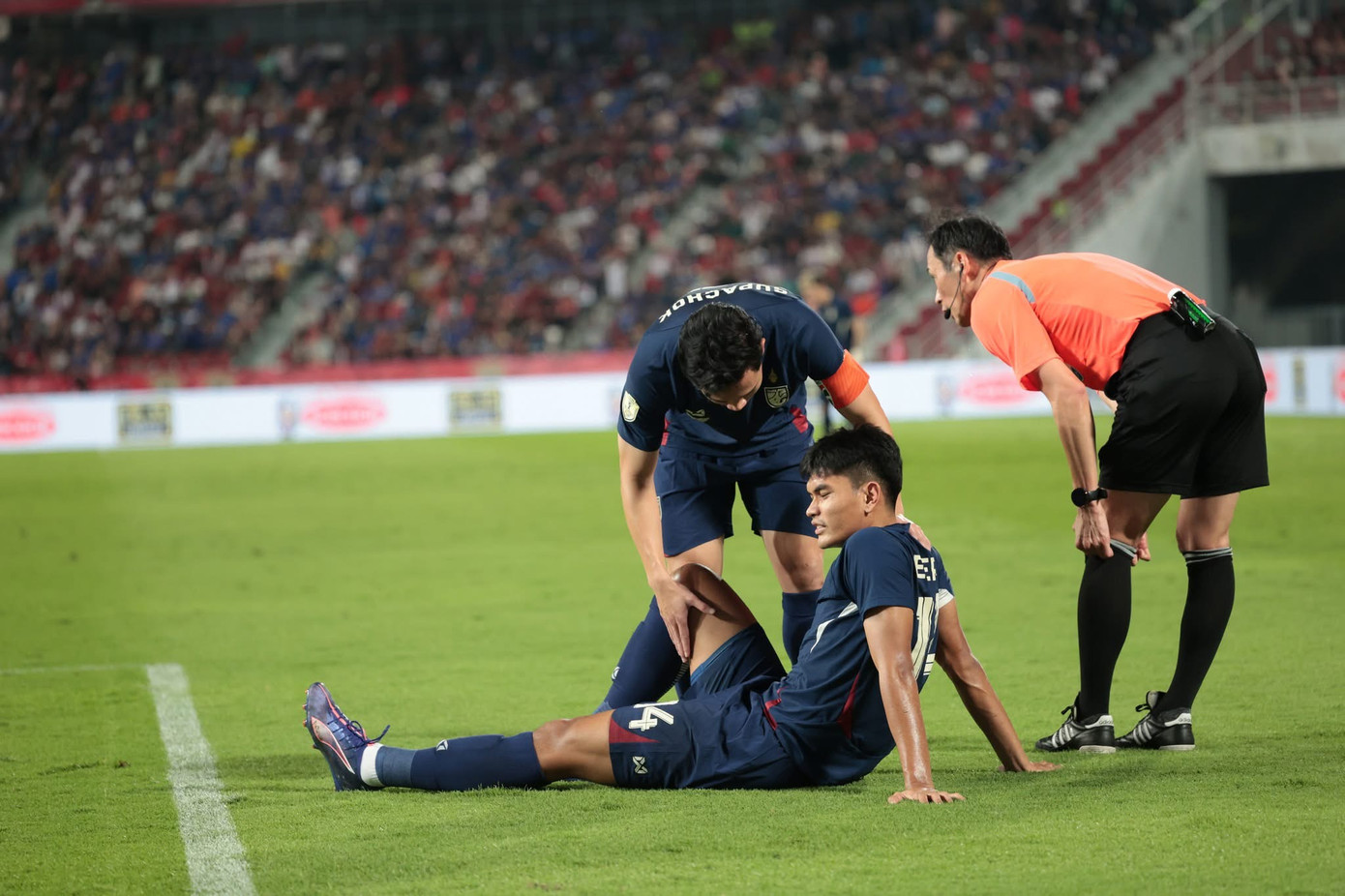 Teerasak Poeiphimai bị đau ở lưng Teerasak Poeiphimai bị đau ở lưng