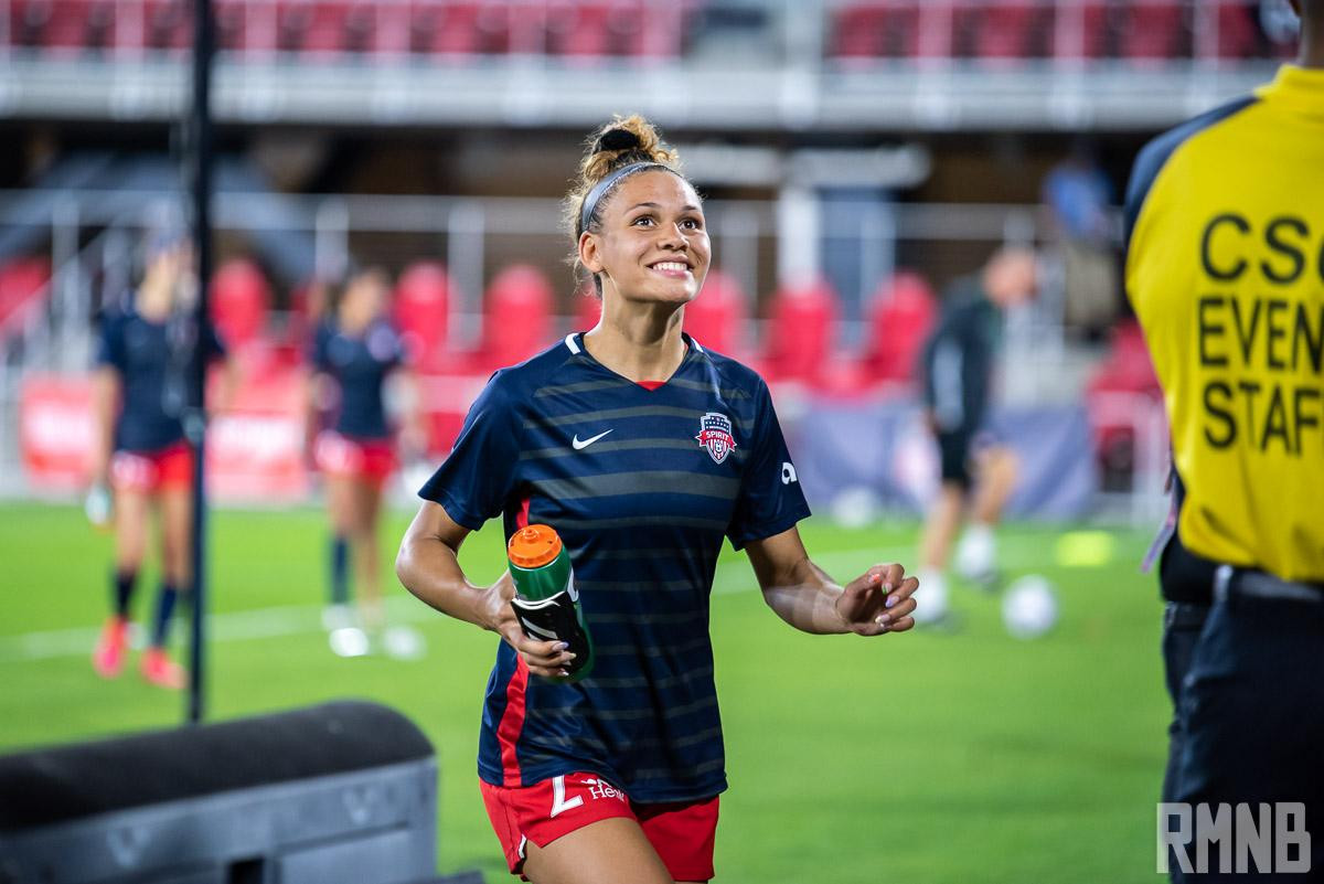 Con gái huyền thoại bóng rổ Dennis Rodman - Trinity đóng vai trò cực kỳ quan trọng ở đội bóng của Lee Nguyễn Con gái huyền thoại bóng rổ Dennis Rodman - Trinity đóng vai trò cực kỳ quan trọng ở đội bóng của Lee Nguyễn