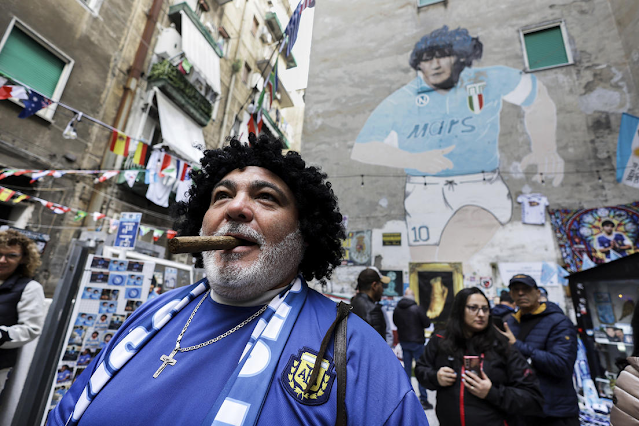 Một fan hóa trang thành Maradona để ăn mừng Một fan hóa trang thành Maradona để ăn mừng