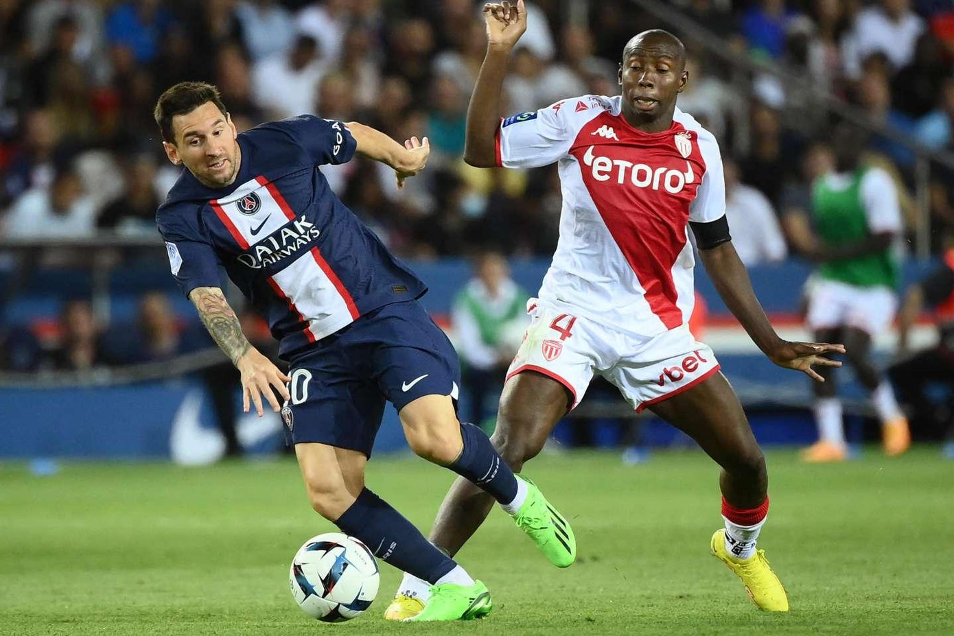 Messi gặp vô vàn khó khăn trước hàng thủ khó chịu của Monaco