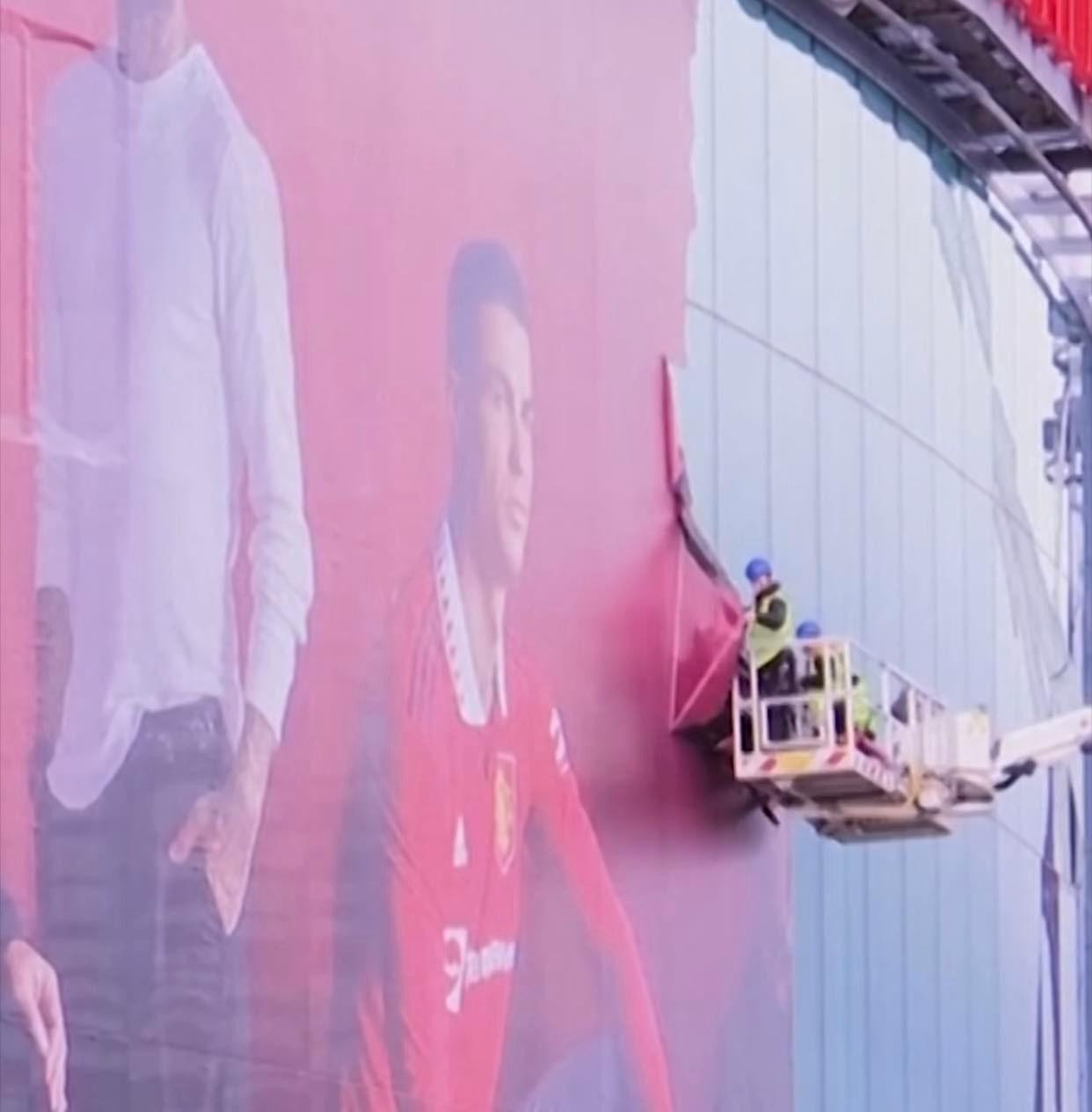 MU đang xóa bỏ những hình ảnh của Ronaldo tại sân Old Trafford