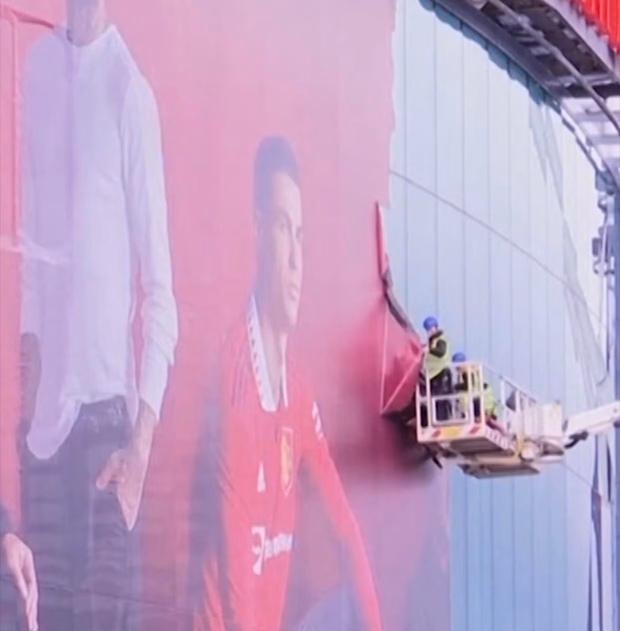 MU đang xóa bỏ những hình ảnh của Ronaldo tại sân Old Trafford