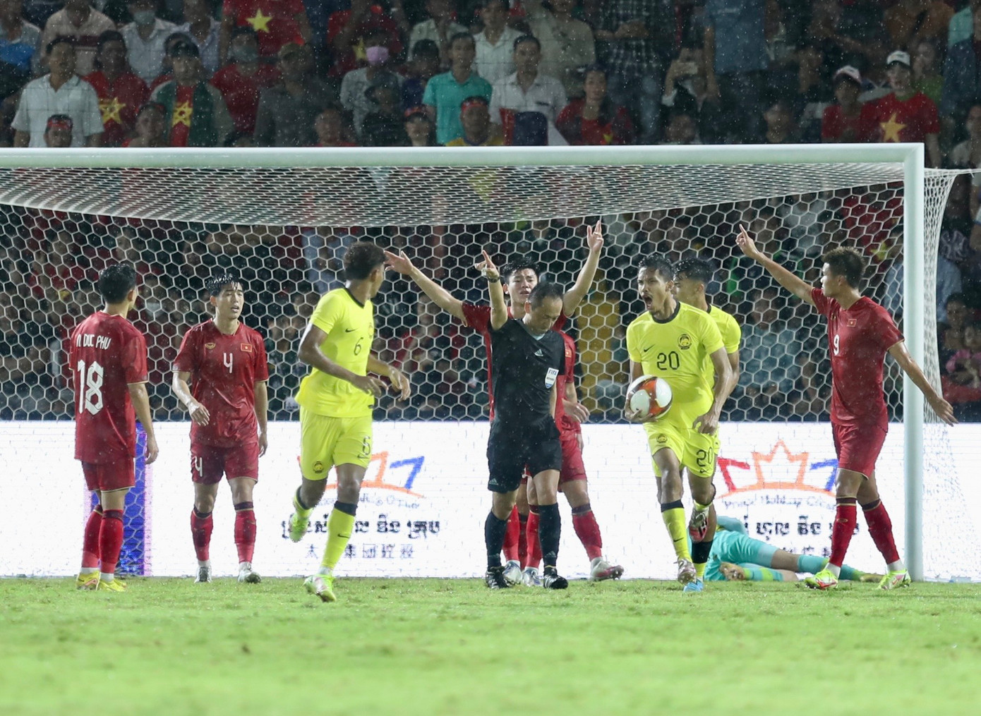 SEA Games 32: Đánh bại U22 Malaysia 2-1, U22 Việt Nam giành vé sớm vào bán kết ảnh 23 SEA Games 32: Đánh bại U22 Malaysia 2-1, U22 Việt Nam giành vé sớm vào bán kết ảnh 23