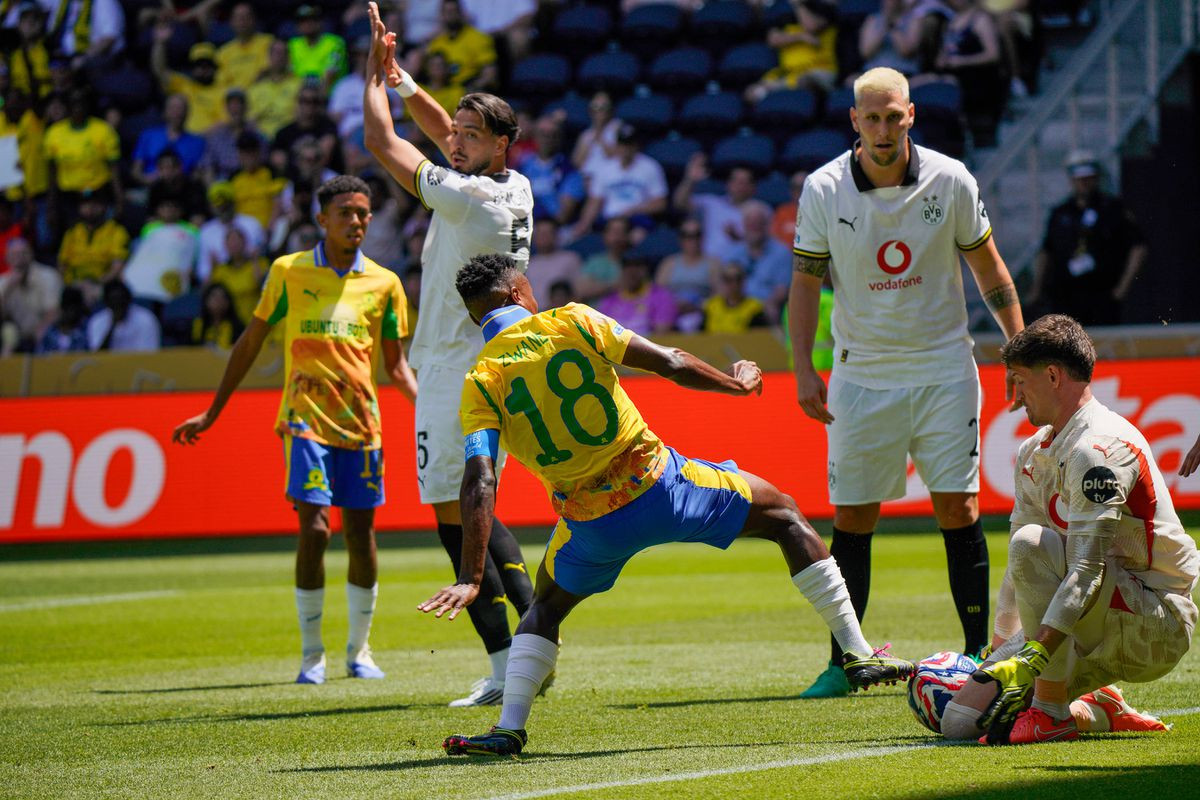 Các cầu thủ 2 đội chơi bóng khó nhọc vì cái nắng