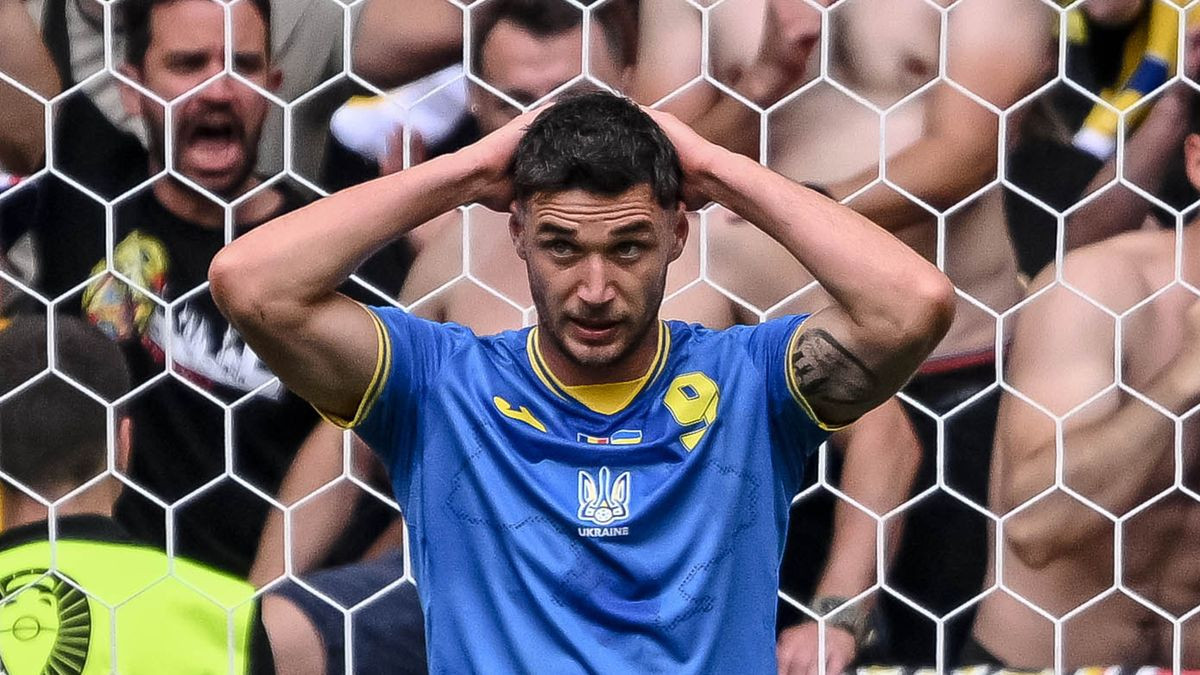 Ukraine đang gặp bất lợi vì đã nhận 4 bàn thua, nhiều nhất tại bảng E