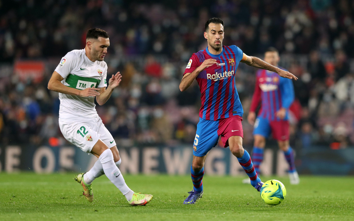 Elche (trái) vẫn là con mồi quen của Barca
